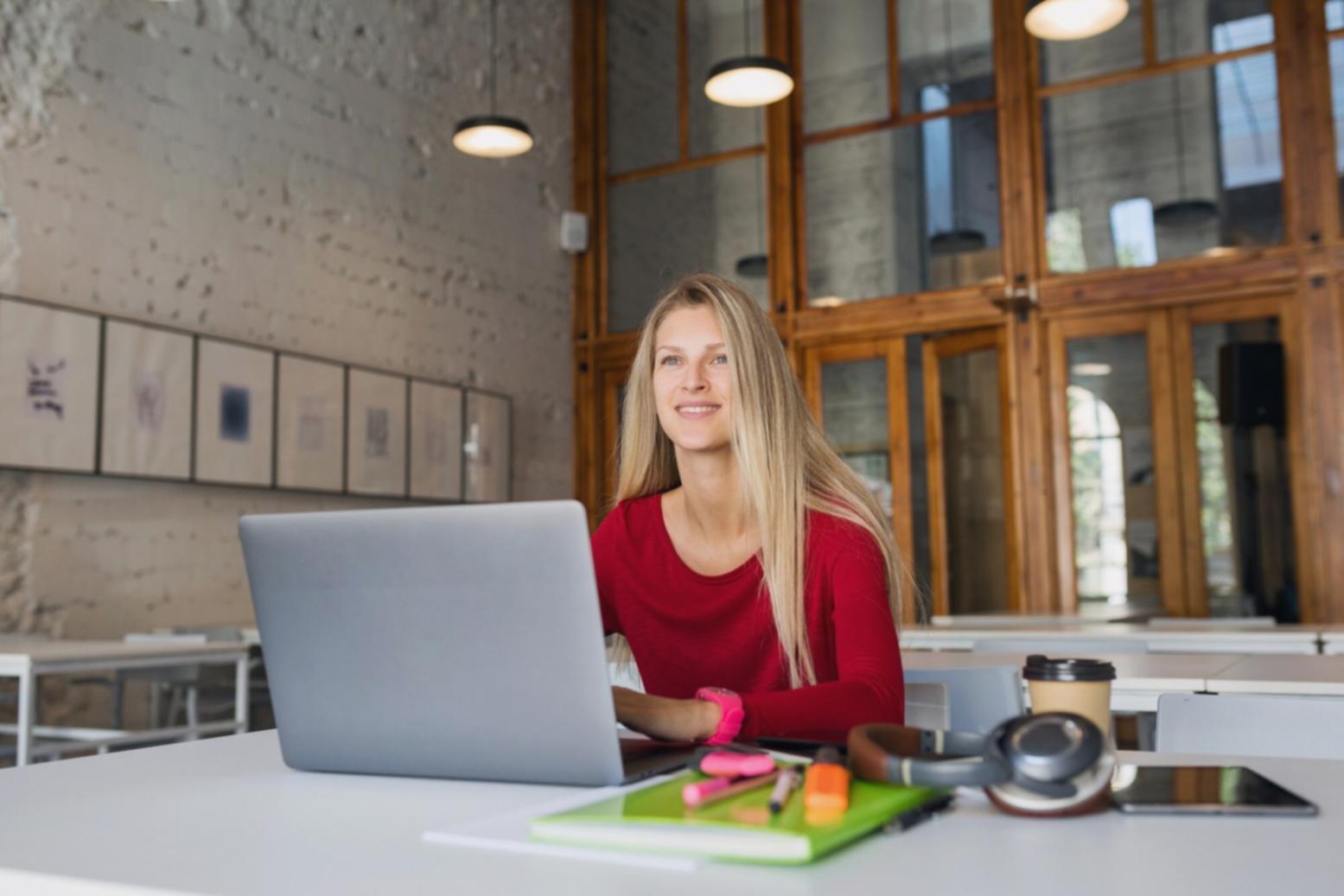 Entrepreneur satisfait après optimisation budgétaire