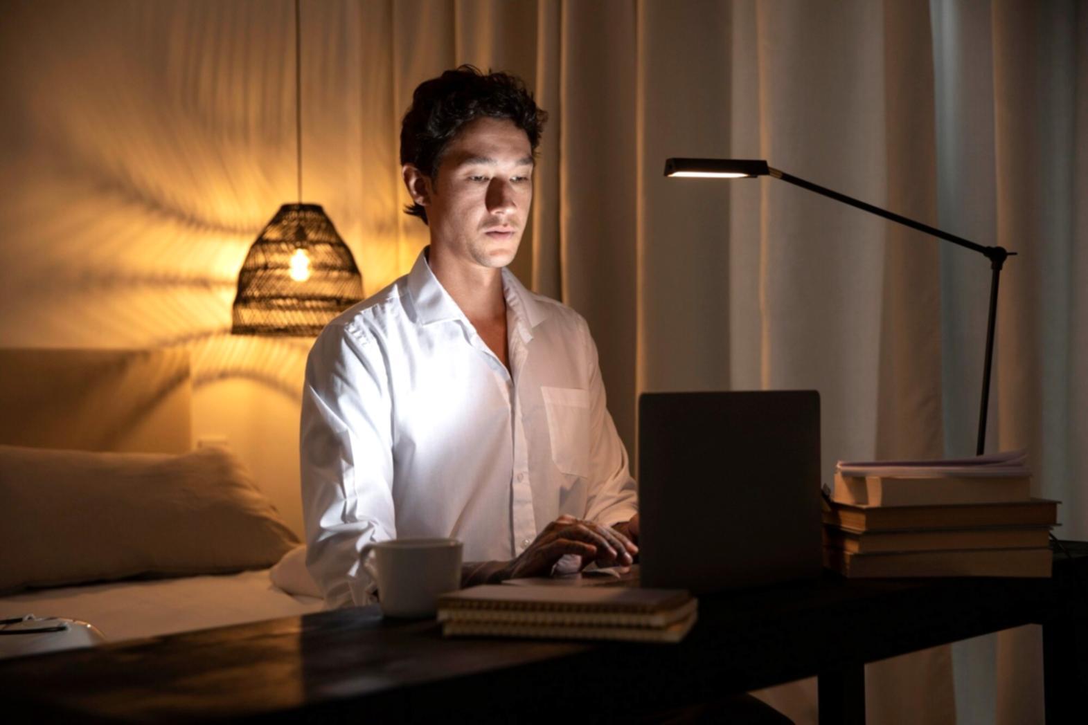 Espace de travail organisé avec documents financiers et calculatrice