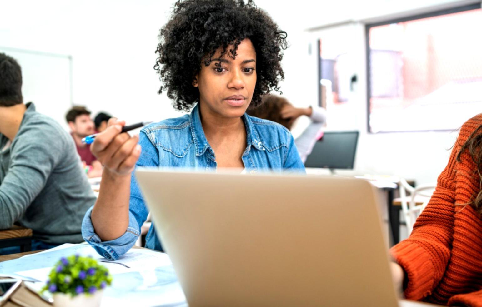 Entrepreneur planifiant son budget avec méthode