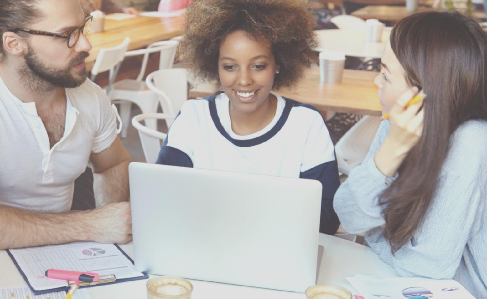 Entrepreneur travaillant sur la structuration budgétaire de son activité