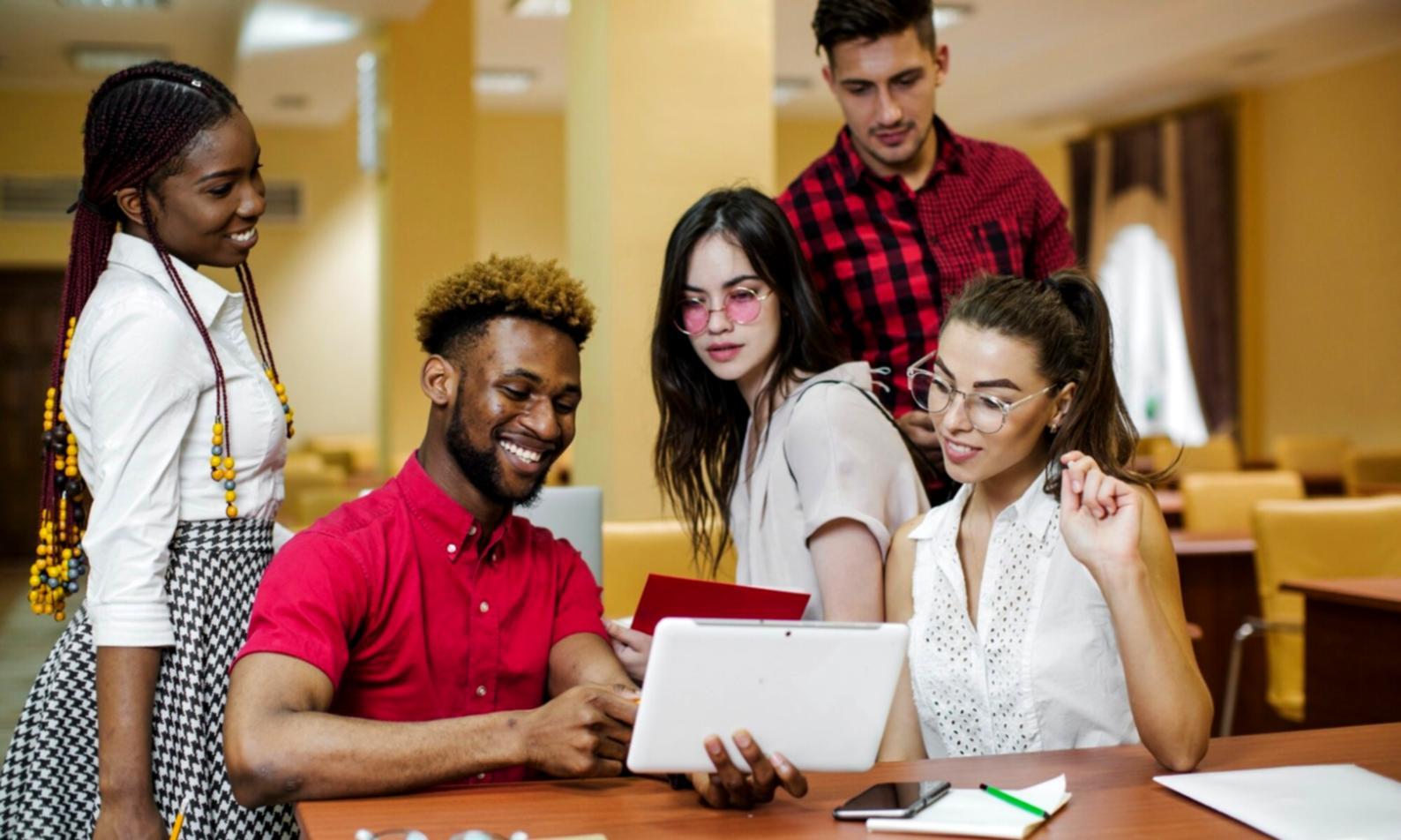 Équipe haliontreva travaillant ensemble sur des stratégies budgétaires